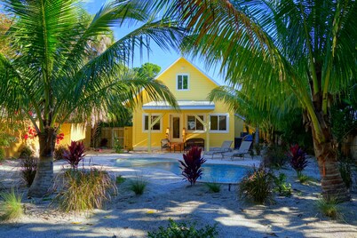 Covey Cottage! Walk to Beach, Boutique Shops and City Pier