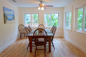 Dining - Covey Cottage! Walk to Beach, Boutique Shops and City Pier (Anna Maria)