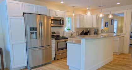 Covey Cottage! Walk to Beach, Boutique Shops & City Pier