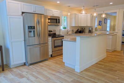 Covey Cottage! Walk to Beach, Boutique Shops and City Pier