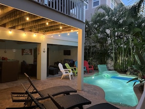 温水プール、滝のあるプール