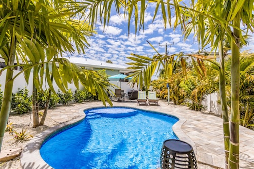 Home with Private Pool, Two Blocks from the Beach! - Queen Palms