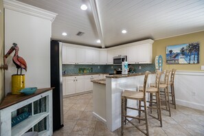 ثلاجة، ميكروويف، فرن، موقد طهي مسطح