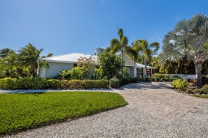 المنطقة المحيطة بالمنشأة