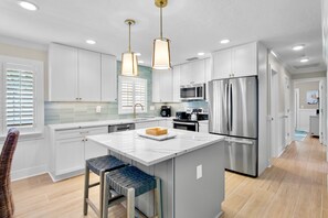 Køleskab, mikrobølgeovn, ovn, kogeplade