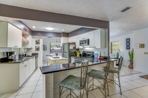 冷蔵庫、電子レンジ、オーブン、コンロ