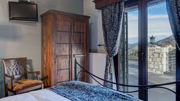 4 makuuhuonetta, työpöytä, äänieristys, silitysrauta/-lauta