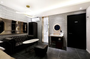 Zimmer (VIP) | Verdunkelungsvorhänge, schallisolierte Zimmer, Bügeleisen/Bügelbrett