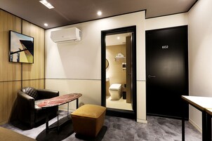 Verdunkelungsvorhänge, schallisolierte Zimmer, Bügeleisen/Bügelbrett