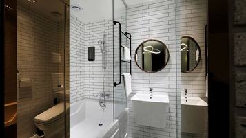 VIP Room | Bathroom | Combined shower/tub, free toiletries, slippers, towels