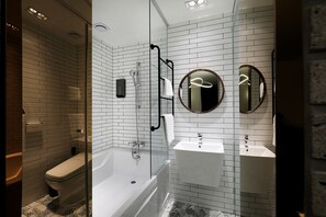 Habitación (VIP) | Baño | Ducha y bañera combinadas y artículos de higiene personal gratuitos