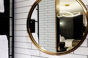 Rideaux occultants, chambres insonorisées, fer et planche à repasser