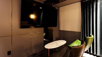 Cinema Room | Blackout drapes, soundproofing, iron/ironing board, free WiFi