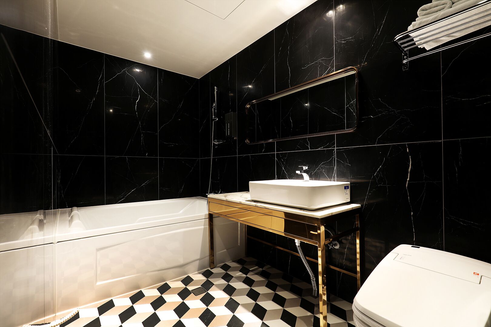 Un baño moderno con una bañera, un lavabo y un inodoro.