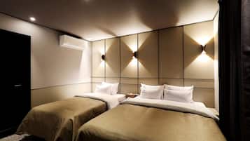 Habitación con 2 camas individuales | Cortinas blackout, insonorización y tabla de planchar con plancha