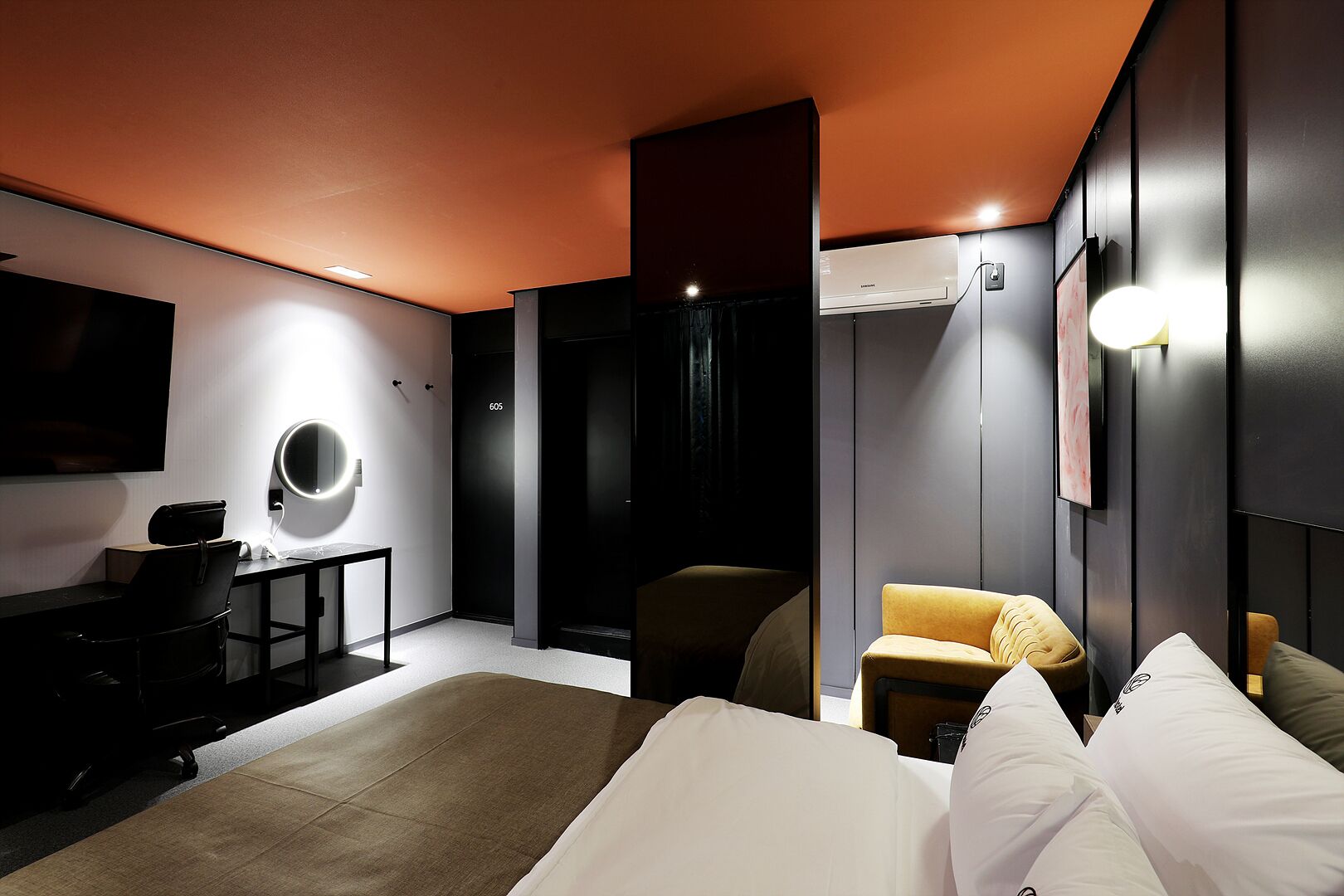 Air Dress Room | Blackout drapes, soundproofing, iron/ironing board, free WiFi