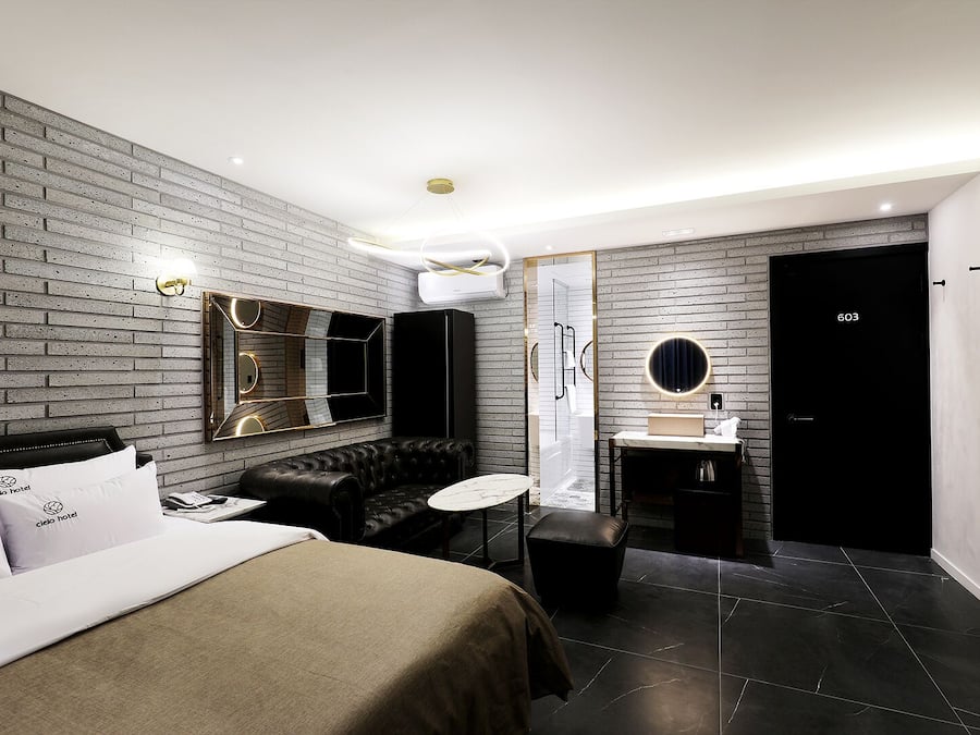 VIP Room | Blackout curtains, soundproofing, iron/ironing board, free WiFi