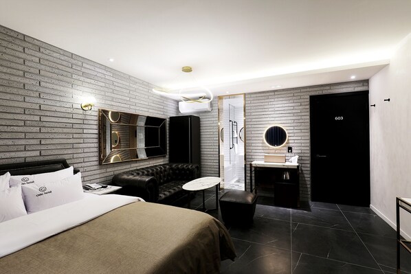 ستائر تعتيم وتجهيزات عازلة للصوت ومكواة/لوح كي وواي فاي مجانًا