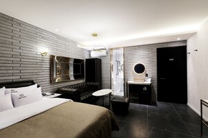 Zimmer (VIP) | Verdunkelungsvorhänge, schallisolierte Zimmer, Bügeleisen/Bügelbrett