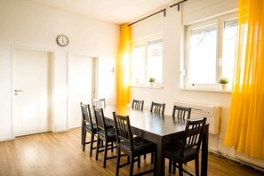 Dining - Spacious 3 Bedroom Apartment Online Check-In (Berlin)