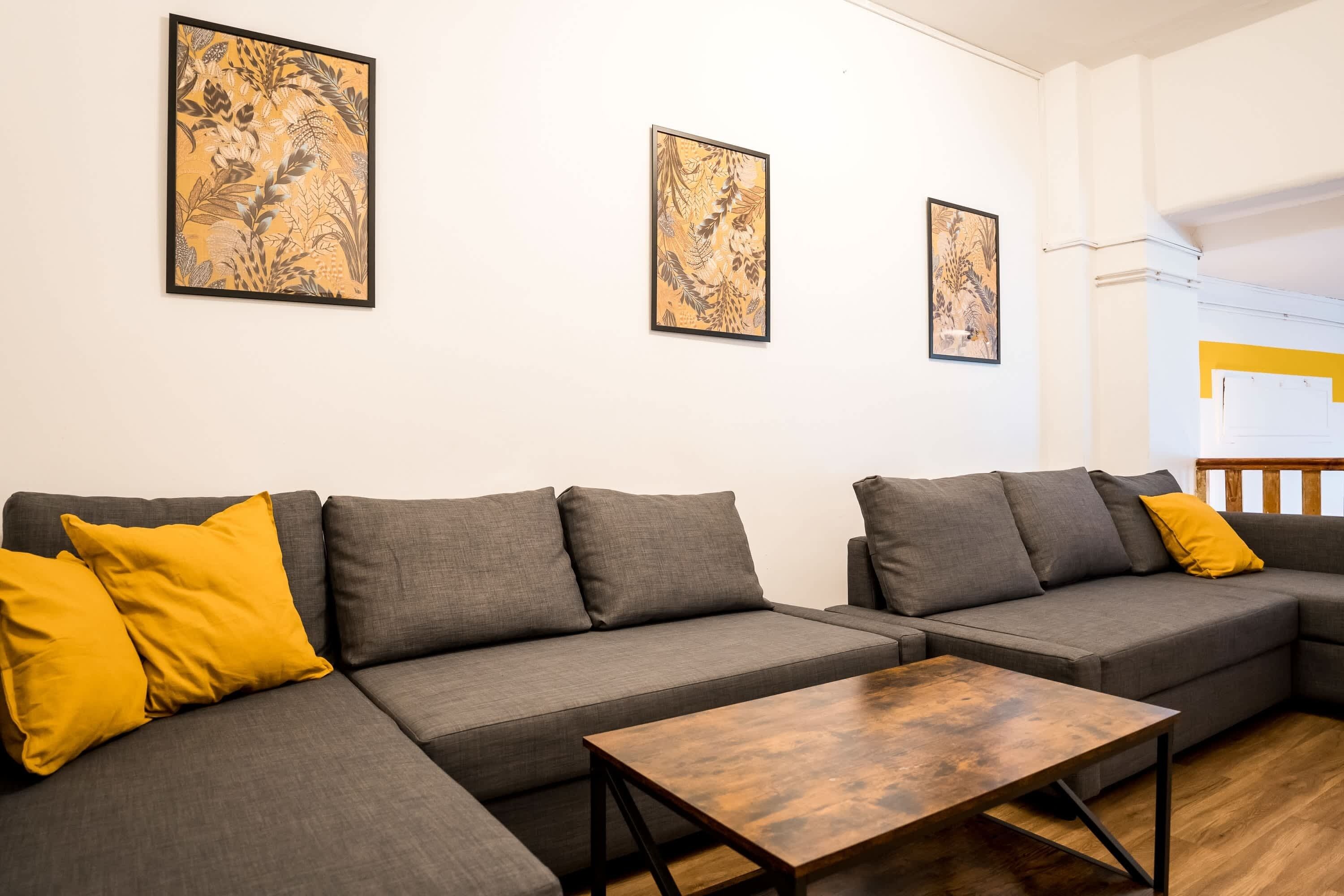 Een televisie en een kantoor