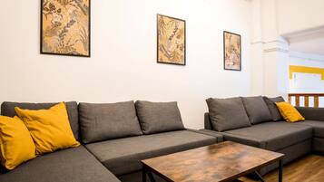 Een televisie en een kantoor