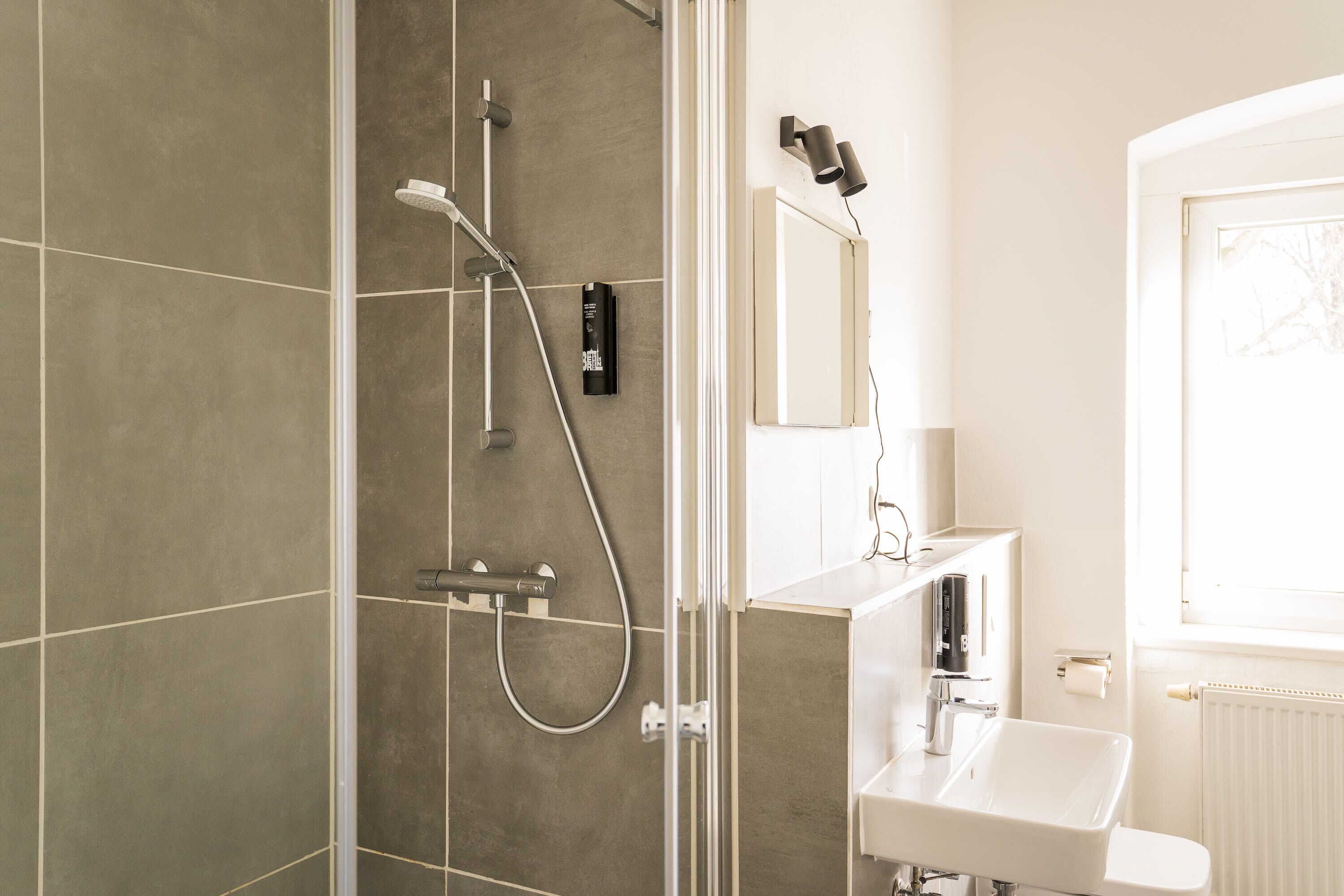 Dusche, Haartrockner, Handtücher