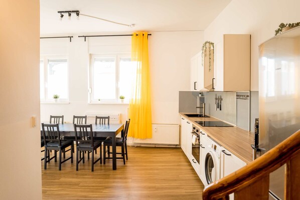 Fridge, oven, stovetop, dishwasher