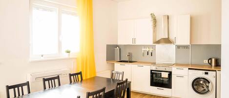 Fridge, oven, stovetop, dishwasher