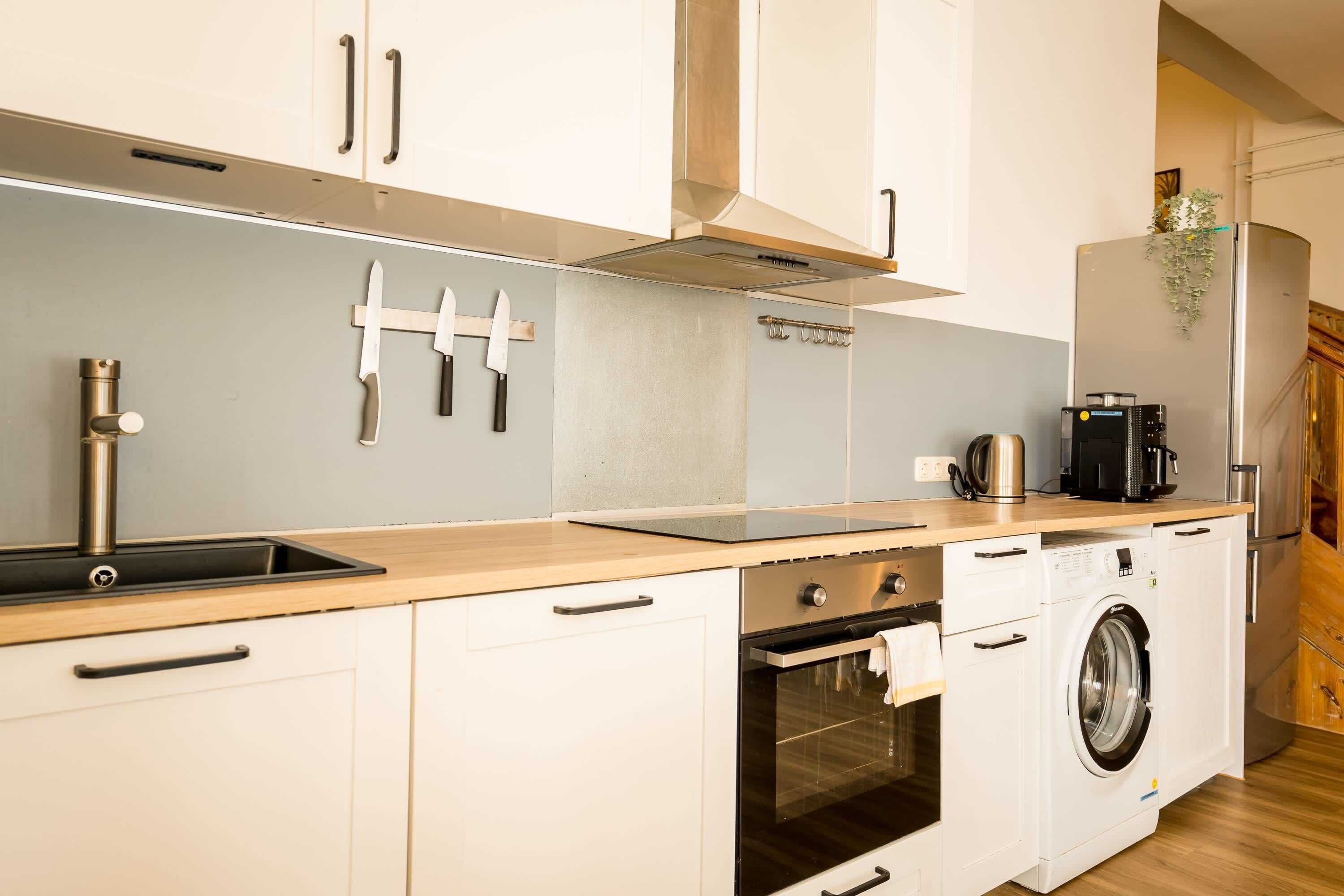 Kjøleskap, ovn, kokeplater og oppvaskmaskin