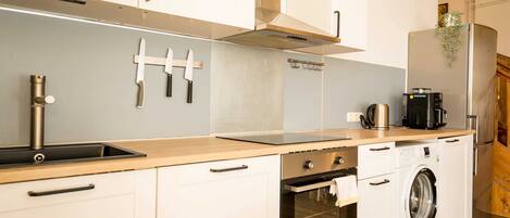 Kjøleskap, ovn, kokeplater og oppvaskmaskin