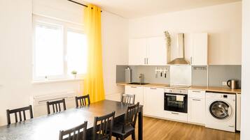 Een koelkast, een microgolfoven, een oven, een kookplaat