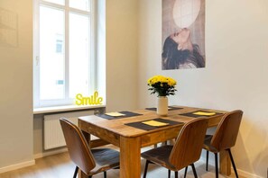 Dining - Two BR and Two BTH plus Self Checkin plus Street Parking (Berlin)