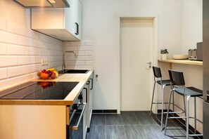 Réfrigérateur, un four, surface de cuisson, lave-vaisselle