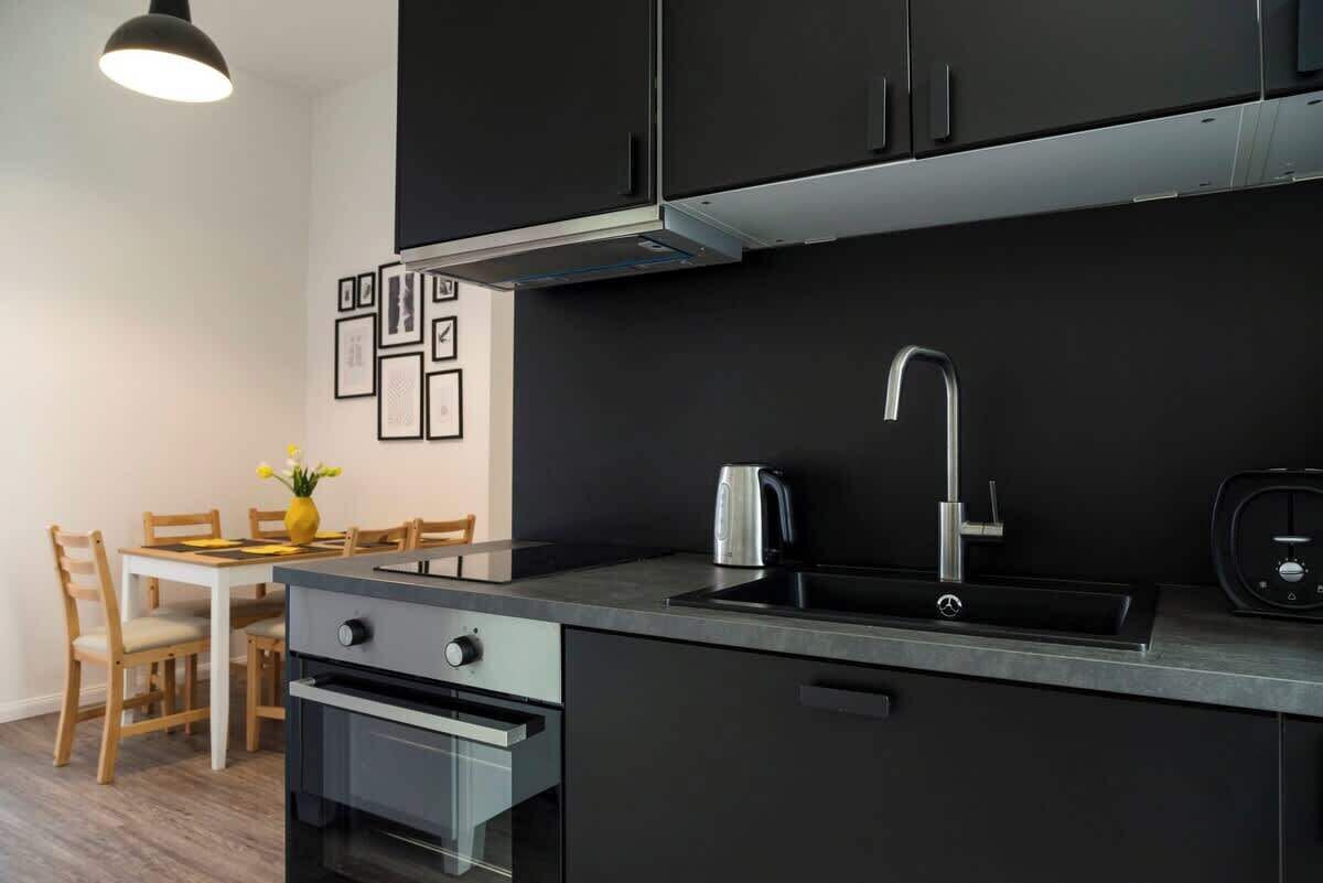 Refrigerador, horno, placa de cocina, cafetera/tetera