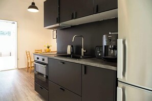 Refrigerador, horno, placa de cocina, cafetera/tetera