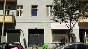 Monikerroksinen rakennus, jossa on tasainen julkisivu, useita ikkunoita ja parvekkeita.