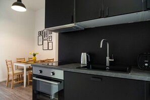 Kühlschrank, Ofen, Herdplatte, Wasserkocher mit Kaffee-/Teezubehör