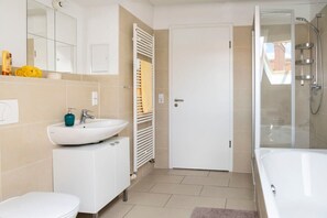 Baignoire, séchoir à cheveux, serviettes fournies, shampooing