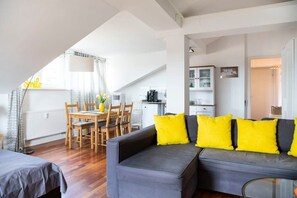 TV, offices - Urban Rooftop Apartment - Berlin MITTE - A/C (Berlin)