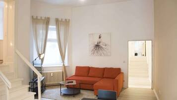 Una televisión, una oficina