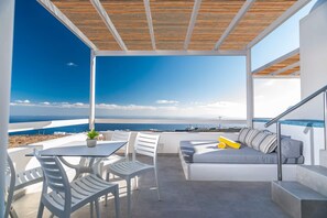 Premium Two Bedroom Villa with Outdoor Hot Tub | Hiên