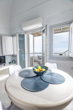 Two Bedroom Villa with Outdoor Hot Tub | Vardagsrum | 40-tums smart-tv med satellitkanaler, tv och Netflix