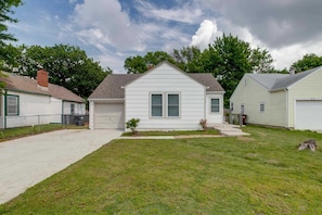 A residential area with houses, a clear sky, and a well-maintained lawn. - Nice East Side 3BR 2BA WIFI SMART TV (Wichita)