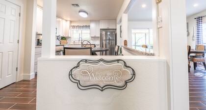 Pecan Pie - Charming home on Channel w/ Gameroom