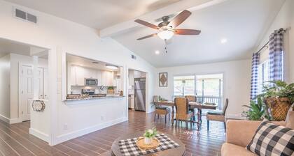 Pecan Pie - Charming home on Channel w/ Gameroom