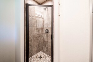 Bathtub, hair dryer, towels - Pecan Pie - Boat Lift, Hot Tub, & Game Room (Kingsland)