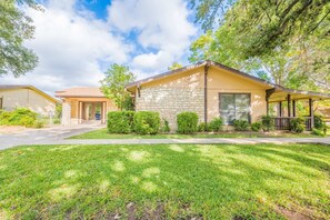 Exterior - Pecan Pie - Boat Lift, Hot Tub, & Game Room (Kingsland)