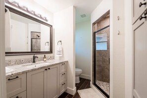 Bathtub, hair dryer, towels - Pecan Pie - Boat Lift, Hot Tub, & Game Room (Kingsland)