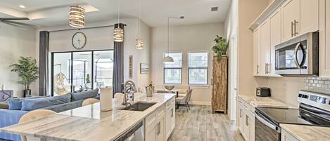 Geladeira, micro-ondas, cooktop, lava-louças